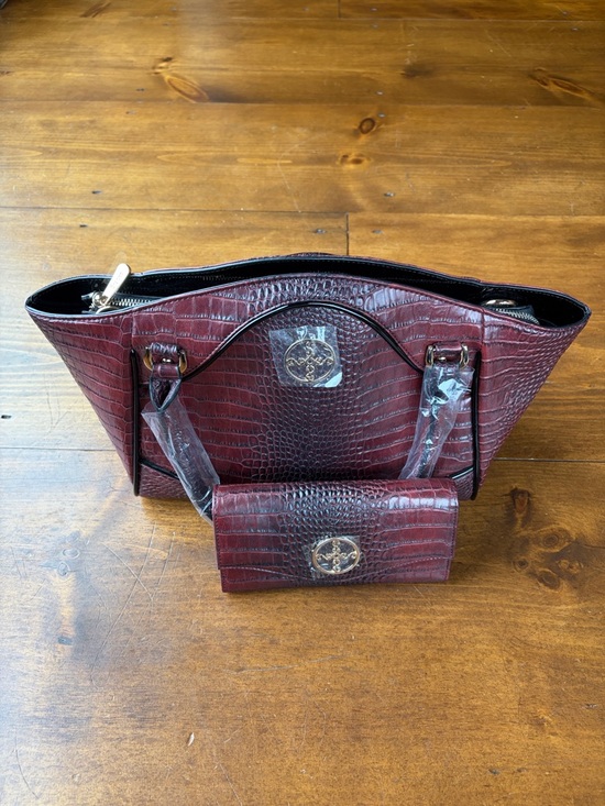 Stauer Handbags - Stauer Hand Bag and Matching Wallet NWOT